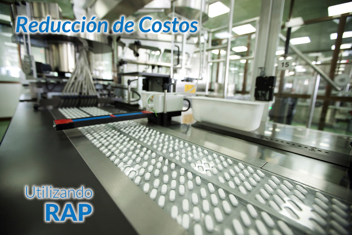 Tabletas blancas en una banda transportadora con los textos Reducción de Costos y Utilizando RAP