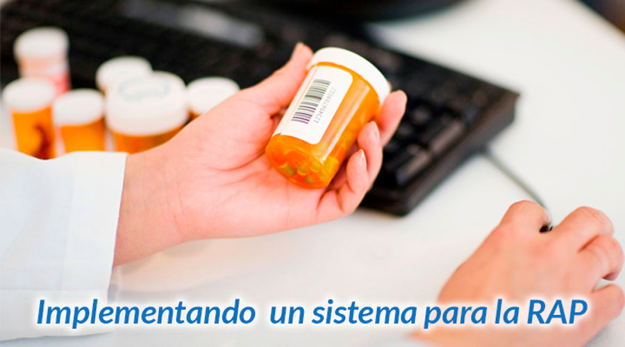 Mano con bata sostiene un frasco de pastillas ante un teclado, con el texto Implementando un sistema para la RAP