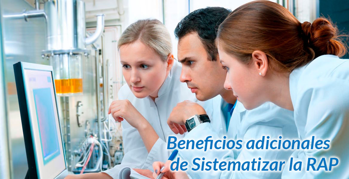 Tres especialistas de bata blanca observan un monitor junto al texto Beneficios adicionales de sistematizar la RAP