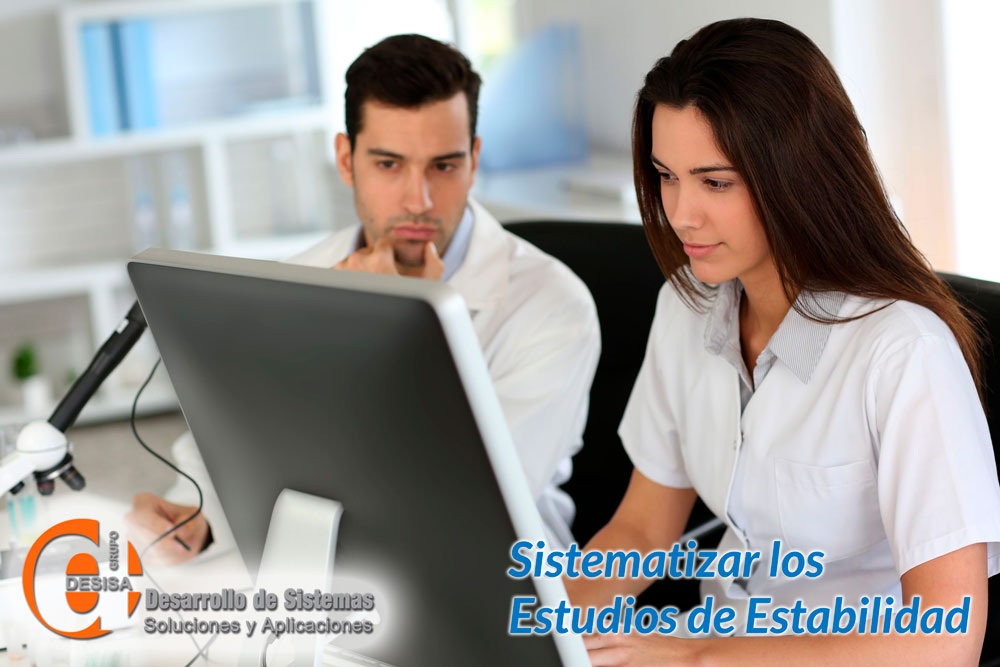 Dos profesionales con bata blanca ante un monitor y el texto "Sistematizar los Estudios de Estabilidad"
