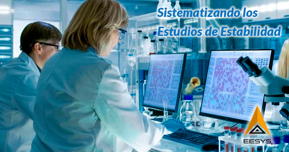 Banner "Sistematizando los Estudios de Estabilidad" sobre dos científicos en un laboratorio con monitores