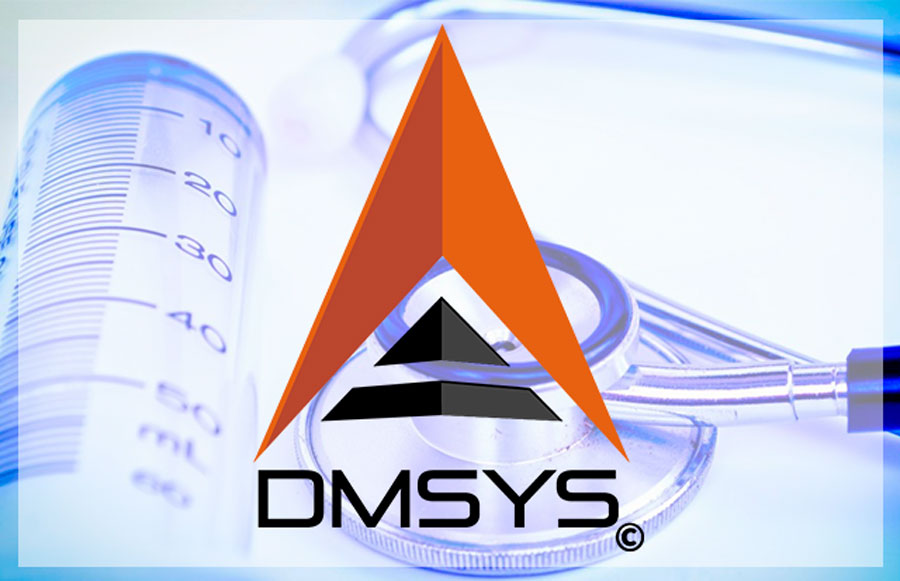 Logotipo de DMSYS sobre una probeta graduada y un estetoscopio en tonos azules
